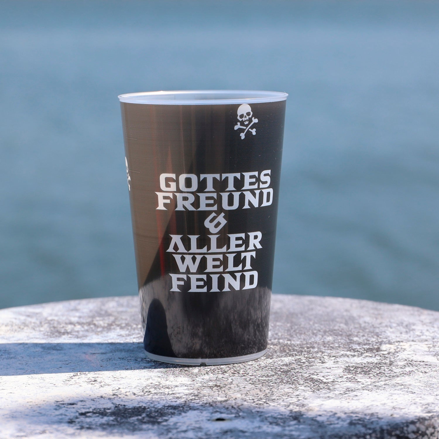 Fanbecher 0,5 l – „Gottes Freund & Aller Welt Feind“