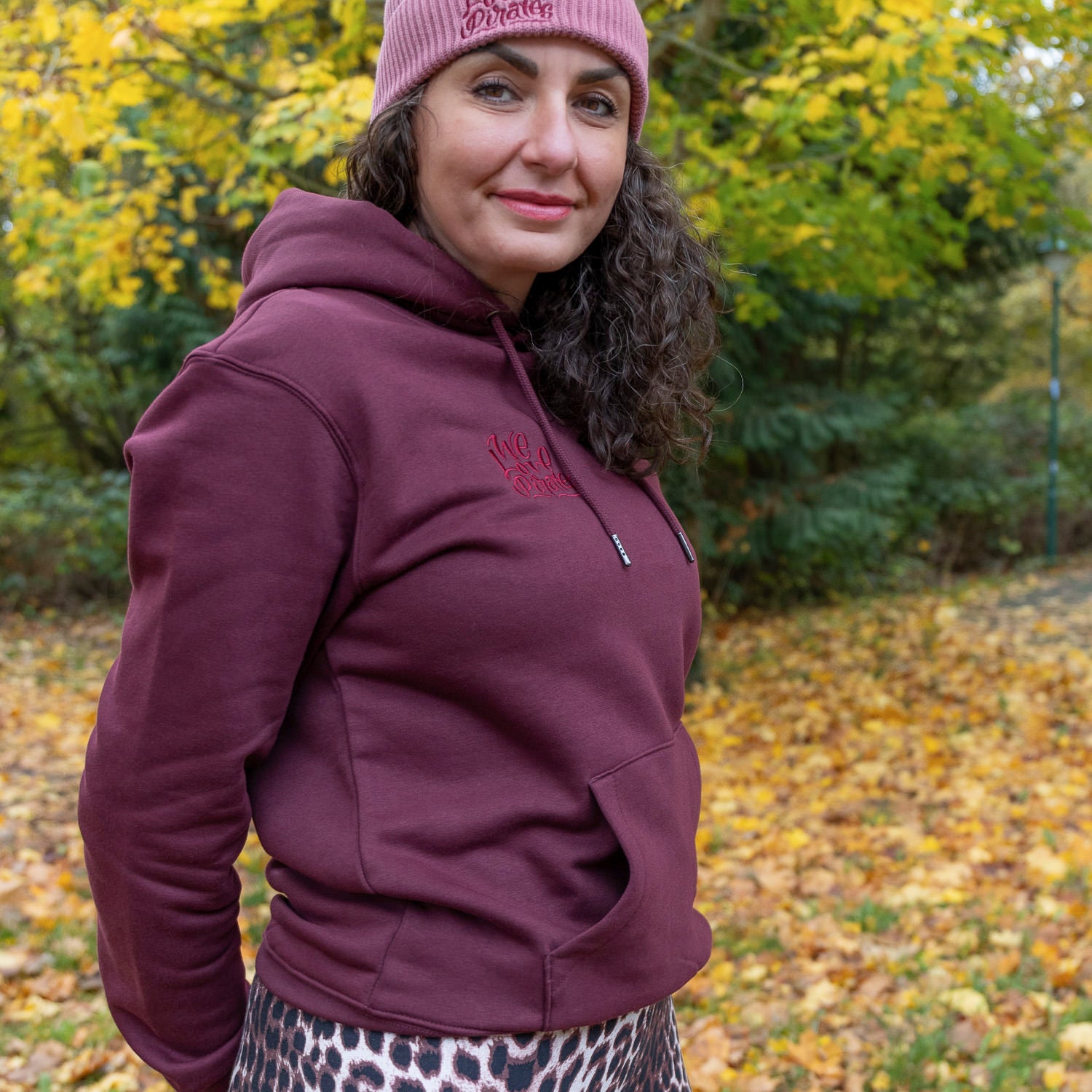 »We Love Pirates« Störtebeker HOODIE (Unisex) - Stick