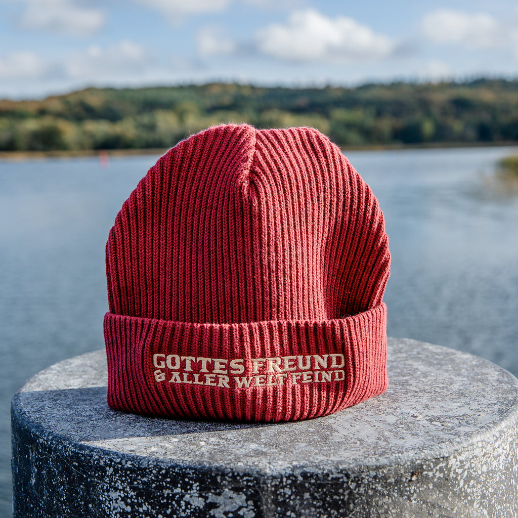 Mütze „Gottes Freund & aller Welt Feind“ – Red Earth (Unisex)