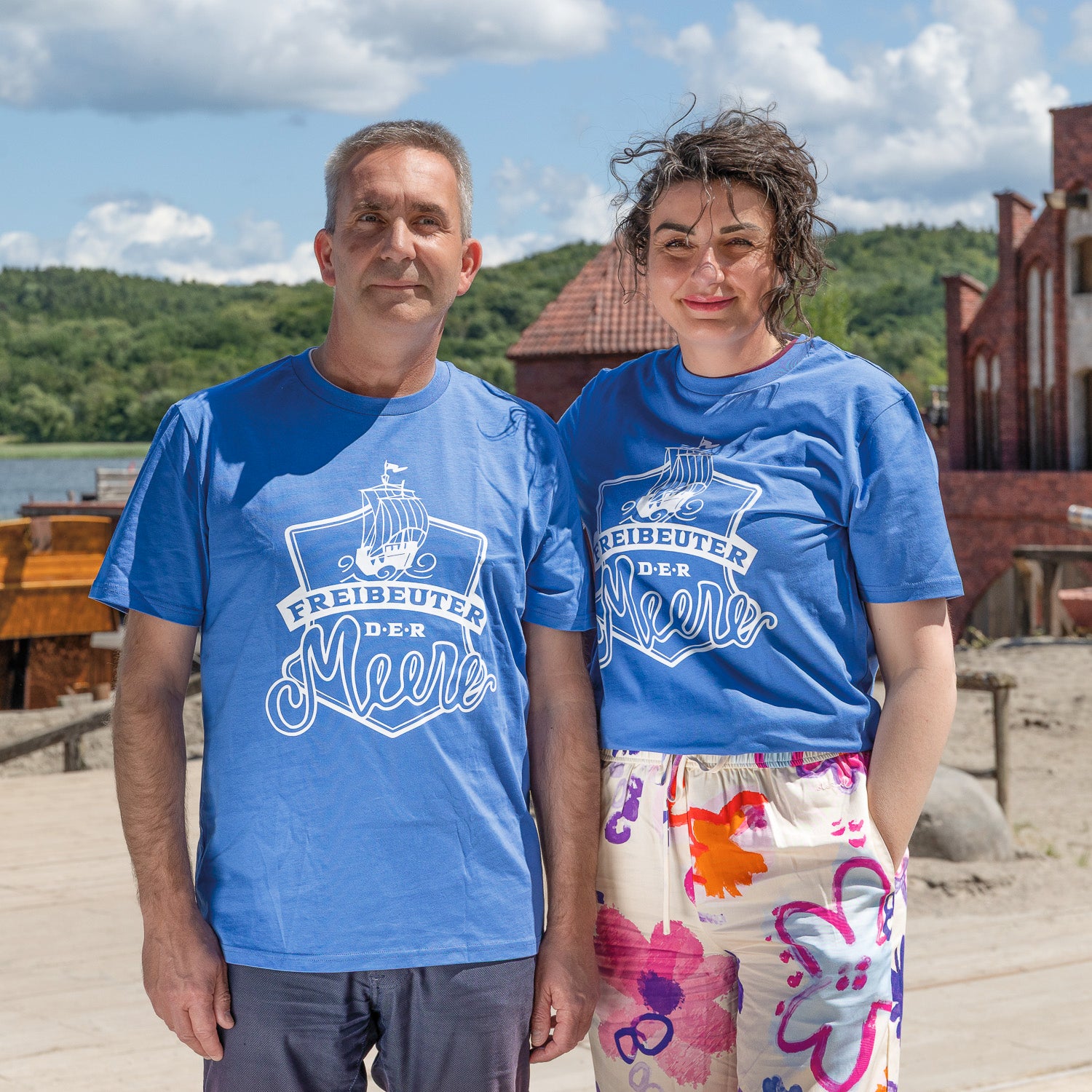 Unisex T-Shirt "Freibeuter der Meere" (strahlend blau)