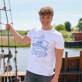 Unisex T-Shirt „Freibeuter der Meere“ – Weiß mit hellblauem Print