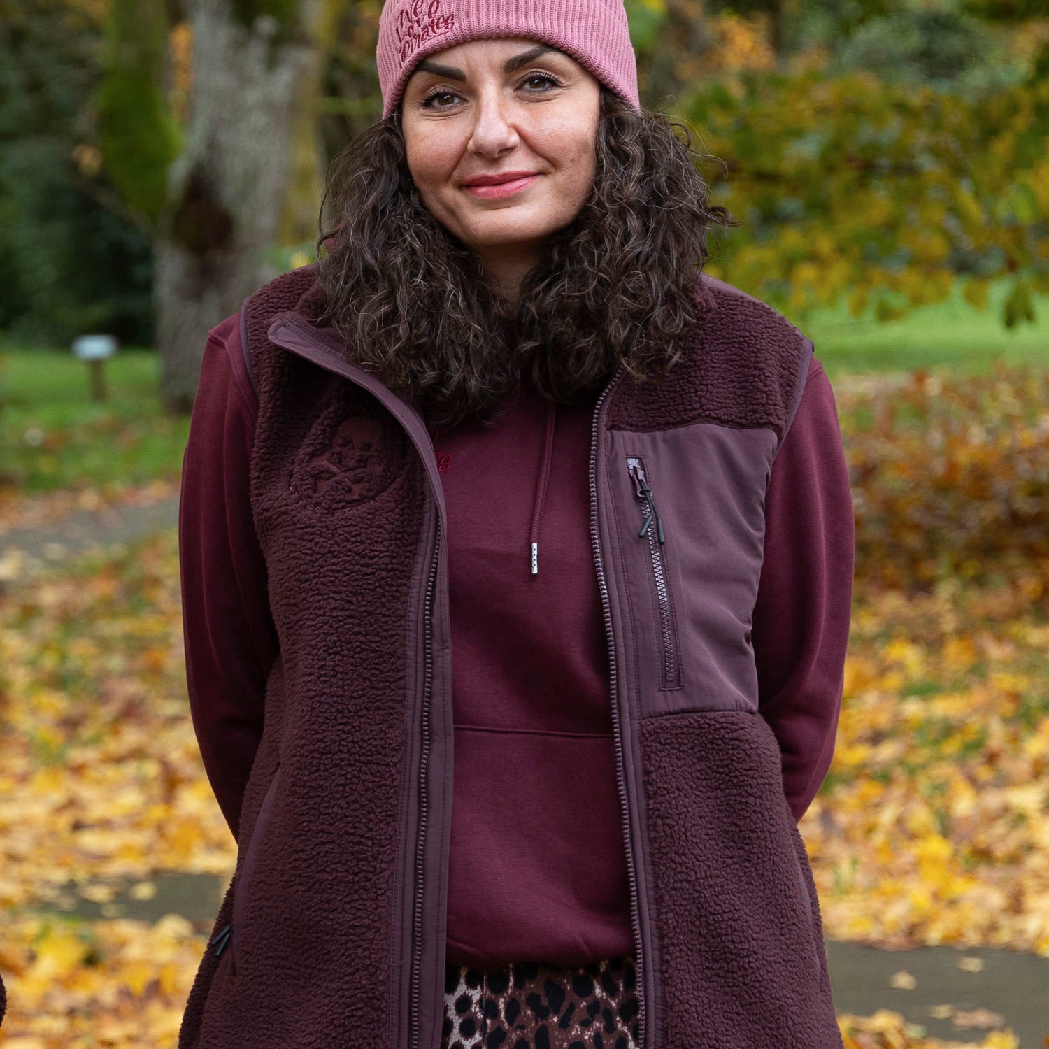 »Gottes Freund 2.0« – Störtebeker SHERPA-Weste mit kuschligen Polarfleece innen & beidseitig bestickt Unisex – Rotbraun