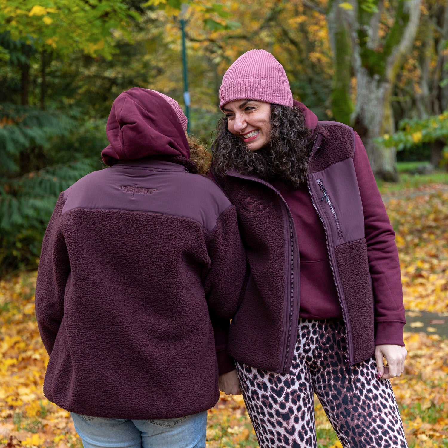 »Gottes Freund 2.0« – Störtebeker SHERPA-Weste mit kuschligen Polarfleece innen & beidseitig bestickt Unisex – Rotbraun