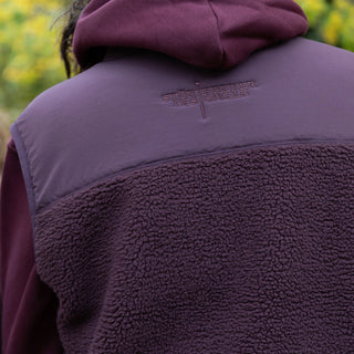 »Gottes Freund 2.0« – Störtebeker SHERPA-Weste mit kuschligen Polarfleece innen & beidseitig bestickt Unisex – Rotbraun