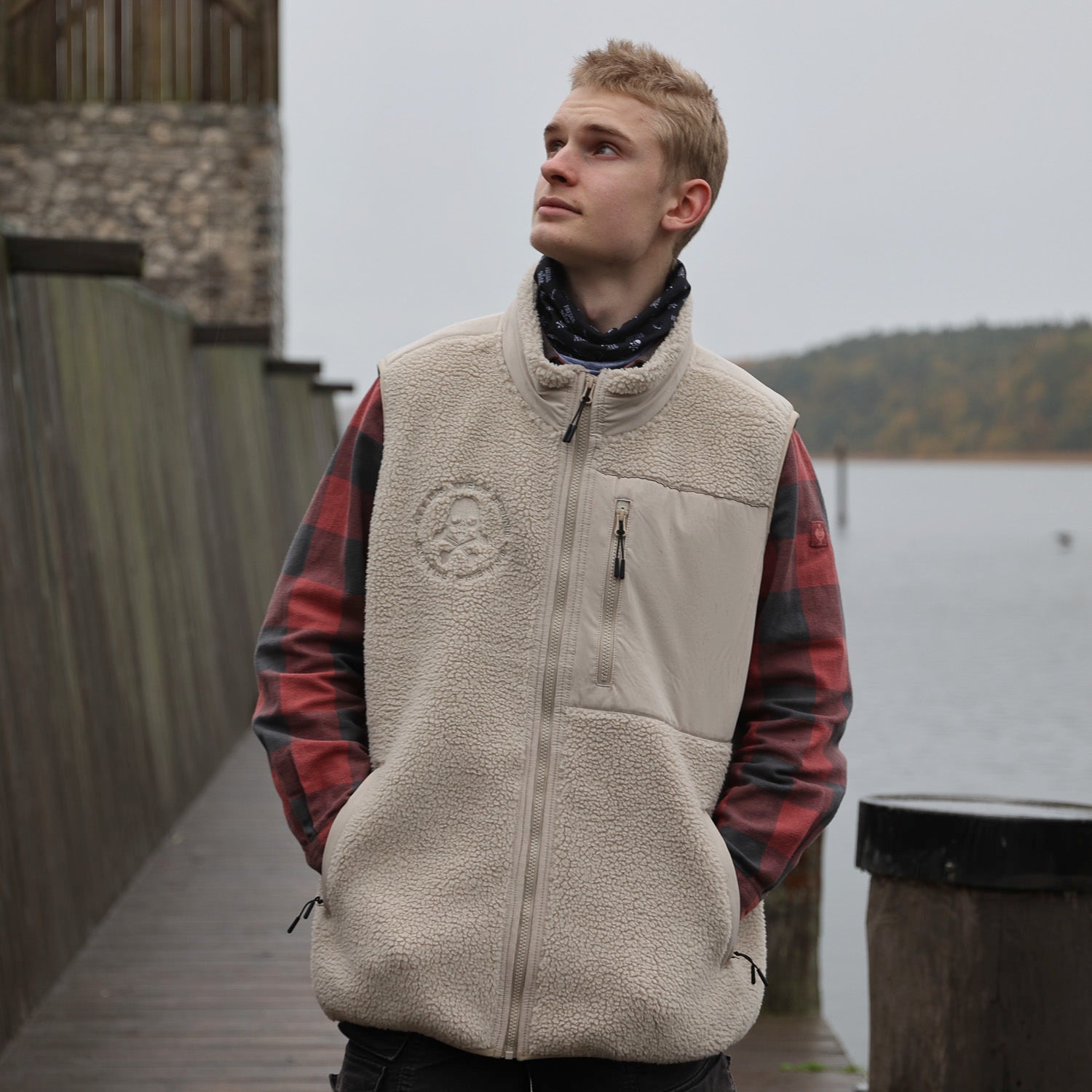»Gottes Freund 2.0« – Störtebeker SHERPA-Weste mit kuschligen Polarfleece innen & beidseitig bestickt Unisex – Beige