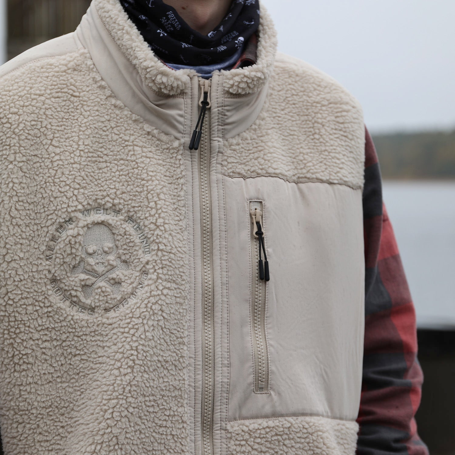 »Gottes Freund 2.0« – Störtebeker SHERPA-Weste mit kuschligen Polarfleece innen & beidseitig bestickt Unisex – Beige