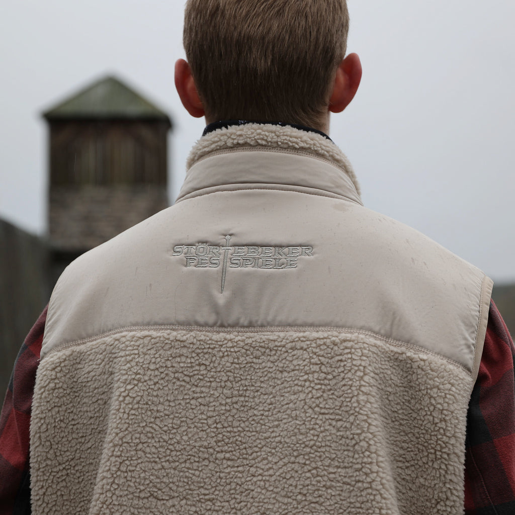 »Gottes Freund 2.0« – Störtebeker SHERPA-Weste mit kuschligen Polarfleece innen & beidseitig bestickt Unisex – Beige