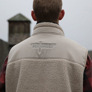 »Gottes Freund 2.0« – Störtebeker SHERPA-Weste mit kuschligen Polarfleece innen & beidseitig bestickt Unisex – Beige