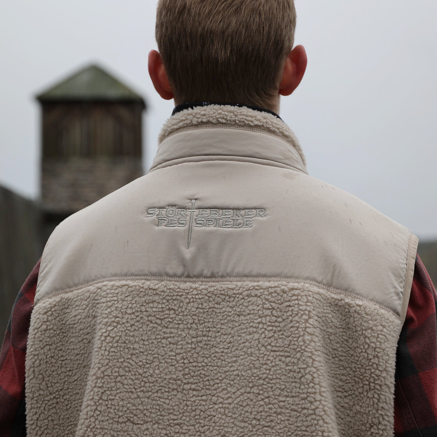 »Gottes Freund 2.0« – Störtebeker SHERPA-Weste mit kuschligen Polarfleece innen & beidseitig bestickt Unisex – Beige