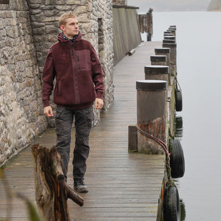 »Gottes Freund 2.0« – Störtebeker SHERPA-Weste mit kuschligen Polarfleece innen & beidseitig bestickt Unisex – Rotbraun