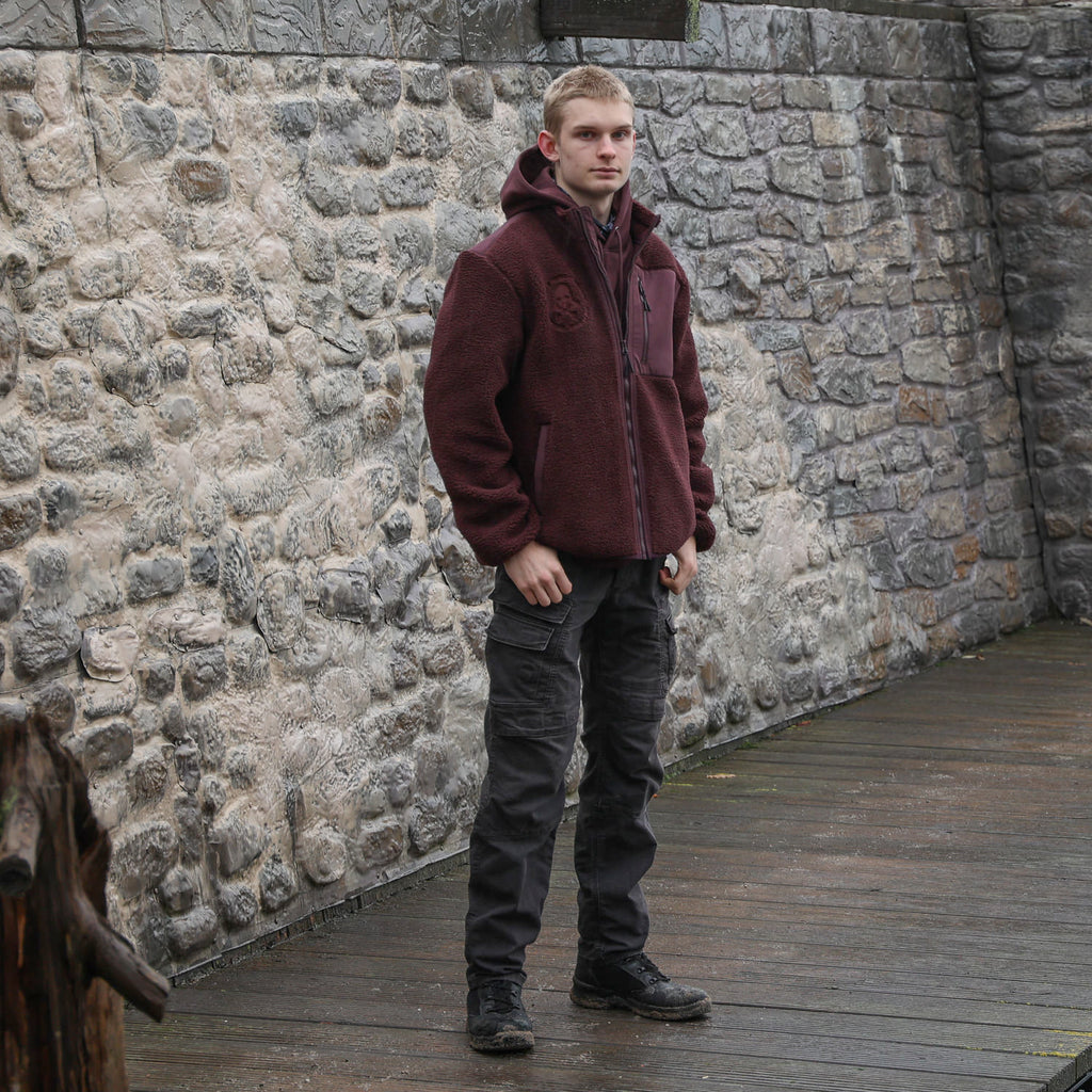 »Gottes Freund 2.0« – Störtebeker SHERPA-Jacke mit kuschligem Polarfleece innen & beidseitig außen bestickt Unisex – Rotbraun