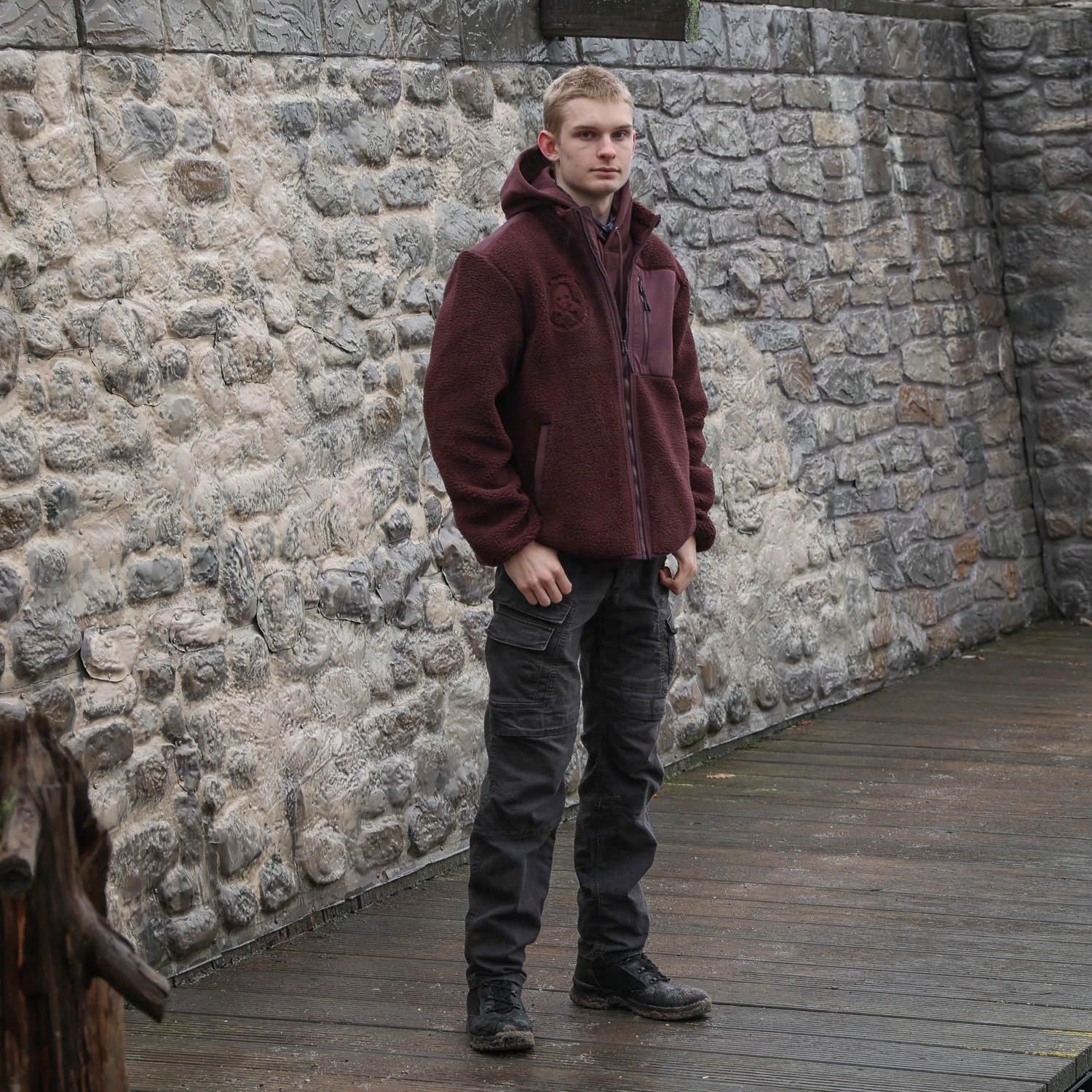 »Gottes Freund 2.0« – Störtebeker SHERPA-Jacke mit kuschligem Polarfleece innen & beidseitig außen bestickt Unisex – Rotbraun