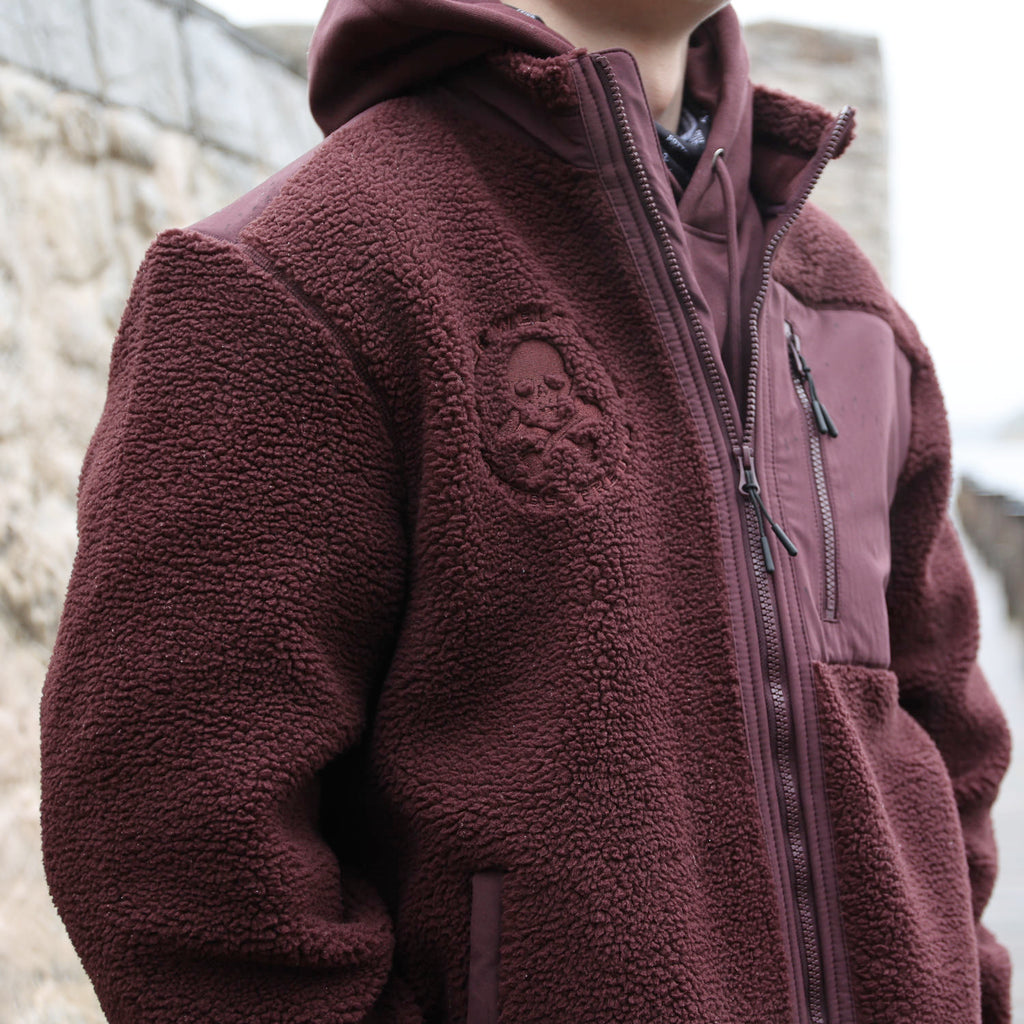 »Gottes Freund 2.0« – Störtebeker SHERPA-Jacke mit kuschligem Polarfleece innen & beidseitig außen bestickt Unisex – Rotbraun