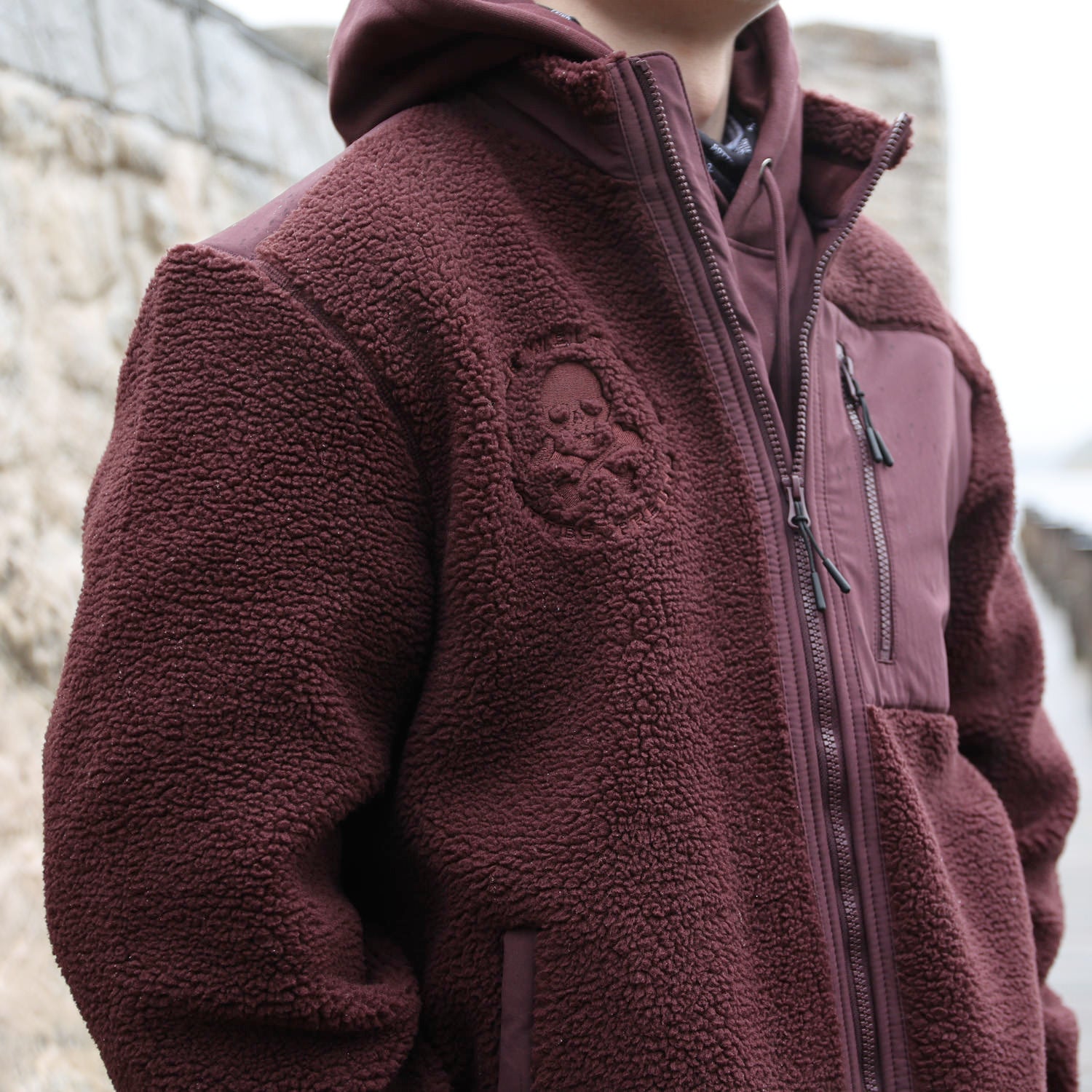 »Gottes Freund 2.0« – Störtebeker SHERPA-Jacke mit kuschligem Polarfleece innen & beidseitig außen bestickt Unisex – Rotbraun