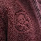 »Gottes Freund 2.0« – Störtebeker SHERPA-Jacke mit kuschligem Polarfleece innen & beidseitig außen bestickt Unisex – Rotbraun