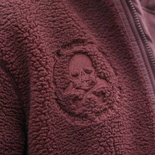 »Gottes Freund 2.0« – Störtebeker SHERPA-Jacke mit kuschligem Polarfleece innen & beidseitig außen bestickt Unisex – Rotbraun