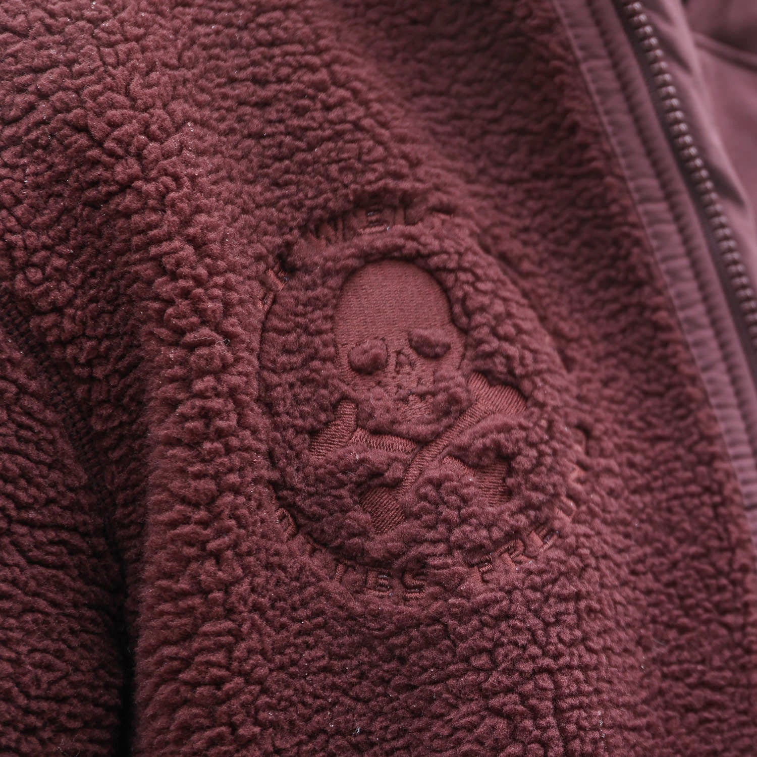 »Gottes Freund 2.0« – Störtebeker SHERPA-Jacke mit kuschligem Polarfleece innen & beidseitig außen bestickt Unisex – Rotbraun