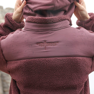 »Gottes Freund 2.0« – Störtebeker SHERPA-Jacke mit kuschligem Polarfleece innen & beidseitig außen bestickt Unisex – Rotbraun