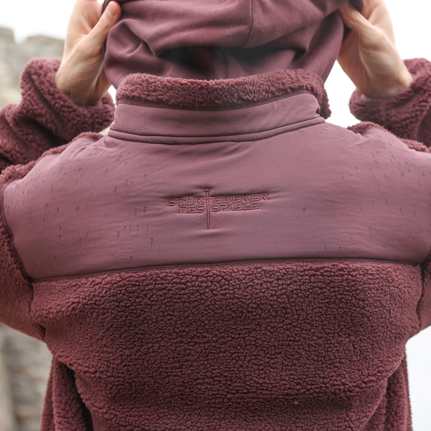 »Gottes Freund 2.0« – Störtebeker SHERPA-Jacke mit kuschligem Polarfleece innen & beidseitig außen bestickt Unisex – Rotbraun