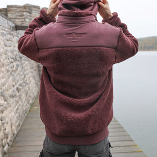 »Gottes Freund 2.0« – Störtebeker SHERPA-Jacke mit kuschligem Polarfleece innen & beidseitig außen bestickt Unisex – Rotbraun