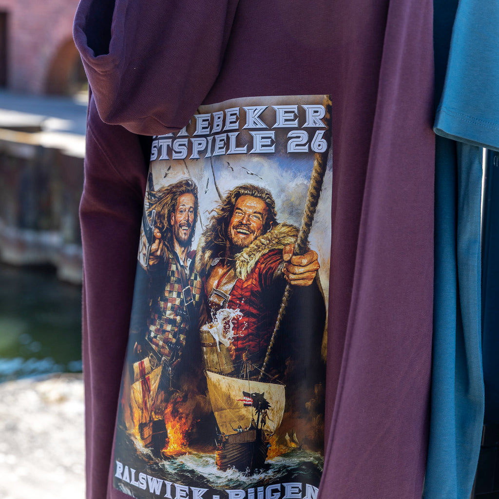 Störtebeker Unisex Hoodie „Plakat 2026" in rotbraun