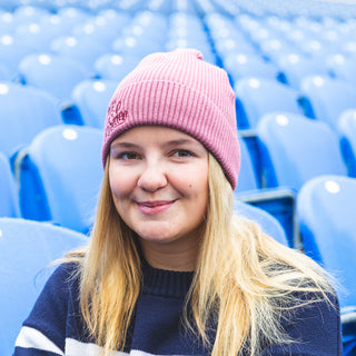 Störtebeker Strick-Mütze – „We love pirates“ | Dunkelrot auf Rose