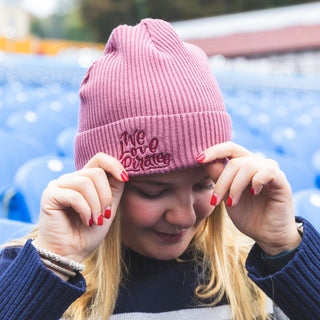 Störtebeker Strick-Mütze – „We love pirates“ | Dunkelrot auf Rose