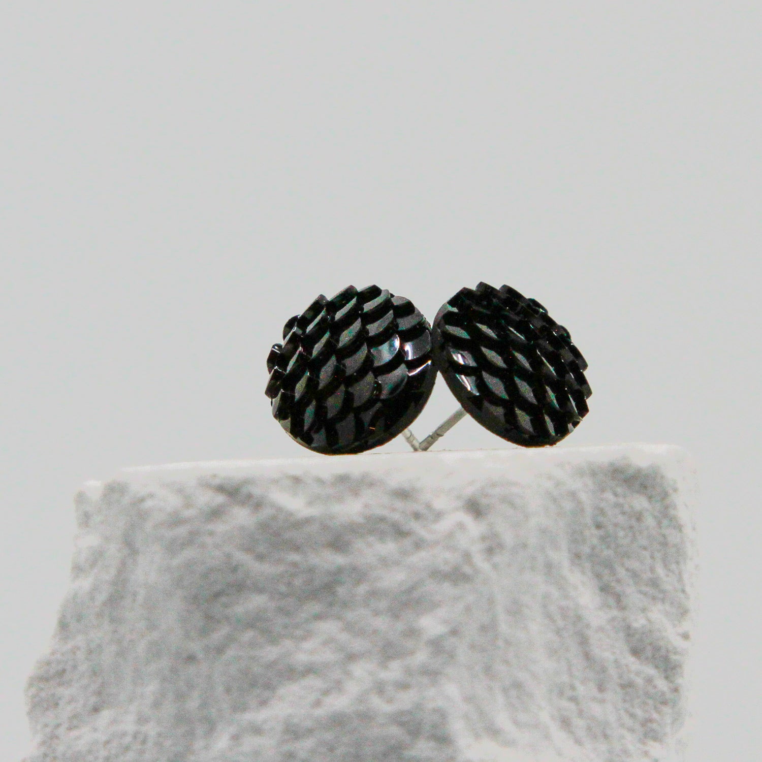 Ohrstecker Fischschuppen schwarz