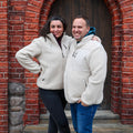 »Gottes Freund 2.0« – Störtebeker SHERPA-Jacke mit kuschligen Polarfleece innen & beidseitig bestickt Unisex - Beige