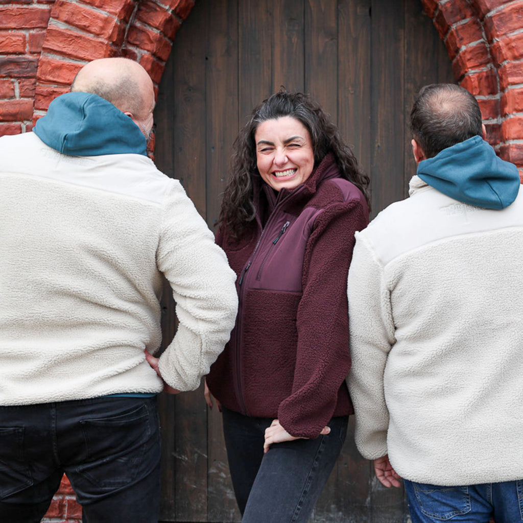 »Gottes Freund 2.0« – Störtebeker SHERPA-Jacke mit kuschligen Polarfleece innen & beidseitig bestickt Unisex - Beige