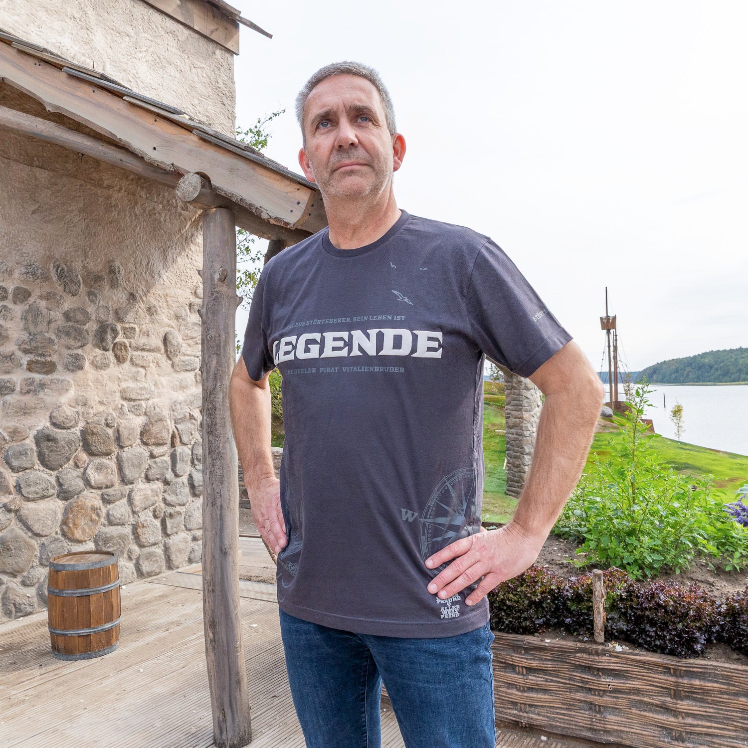 Störtebeker T-SHIRT „Legende“ – All-Overprint in Graphitgrau