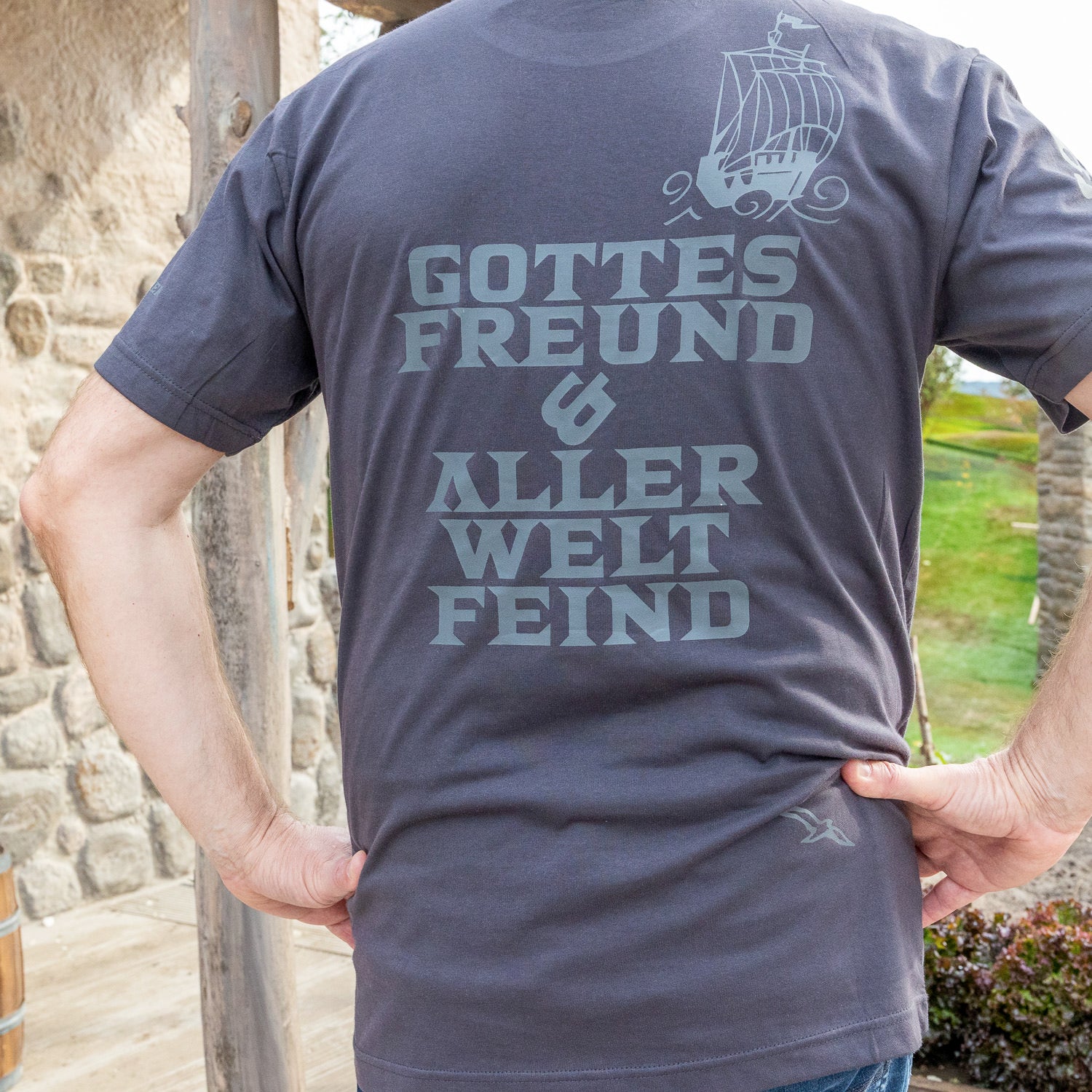 Störtebeker T-SHIRT „Legende“ – All-Overprint in Graphitgrau