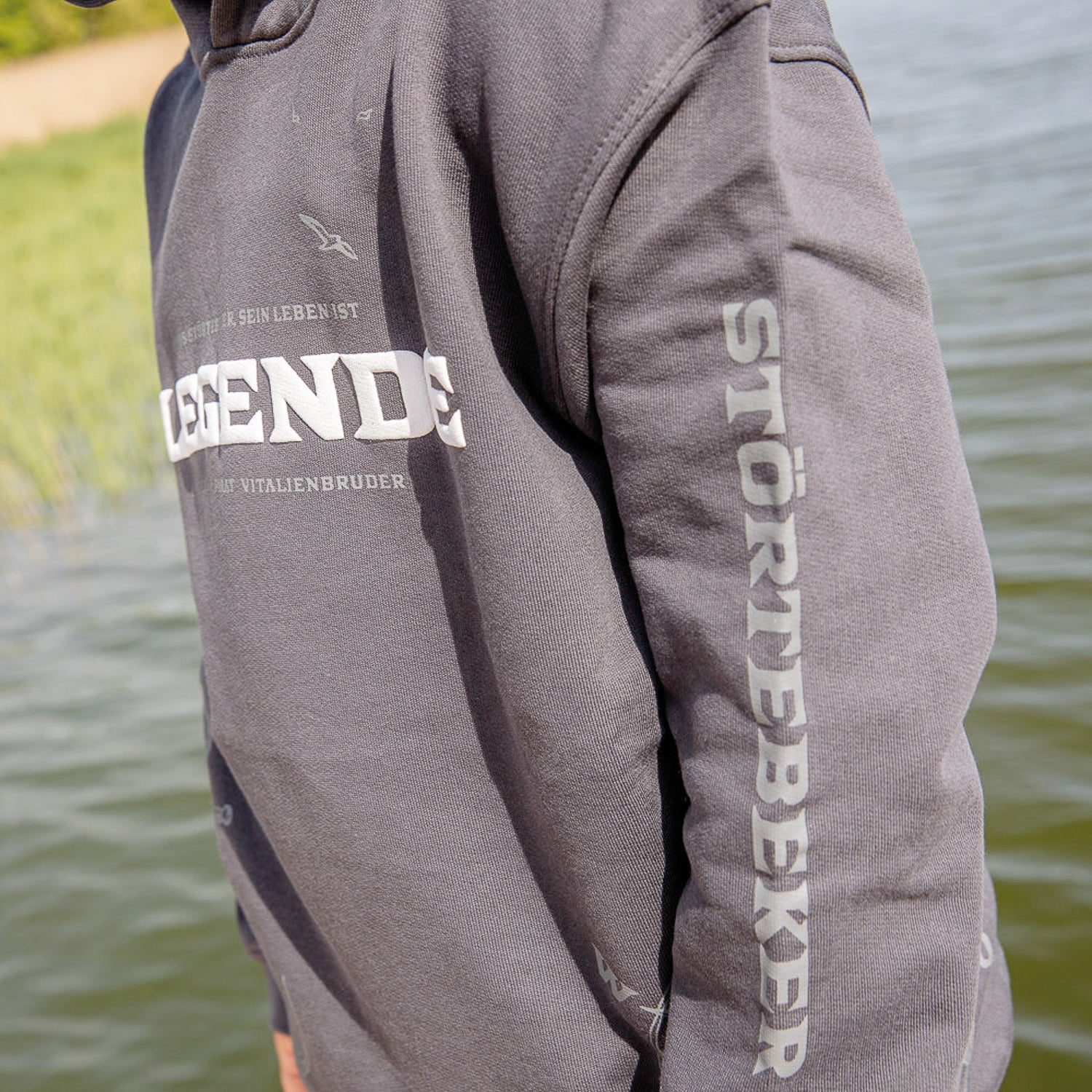 Störtebeker Kinder Hoodie „Legende“  All-Overprint in Graphitgrau