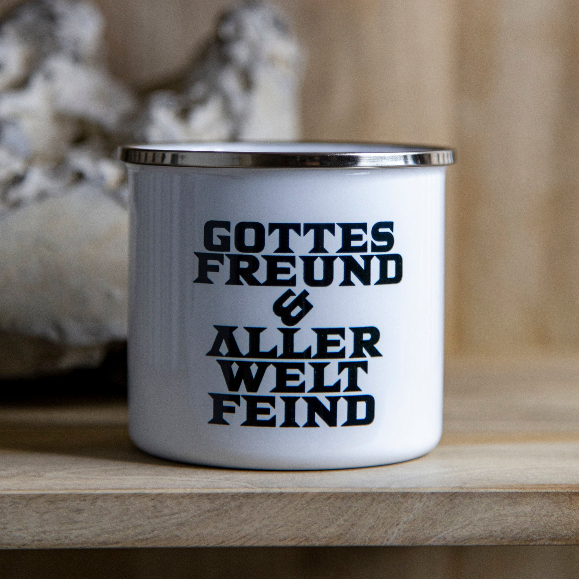 Emaille-Tasse „Gottes Freund aller Welt Feind“