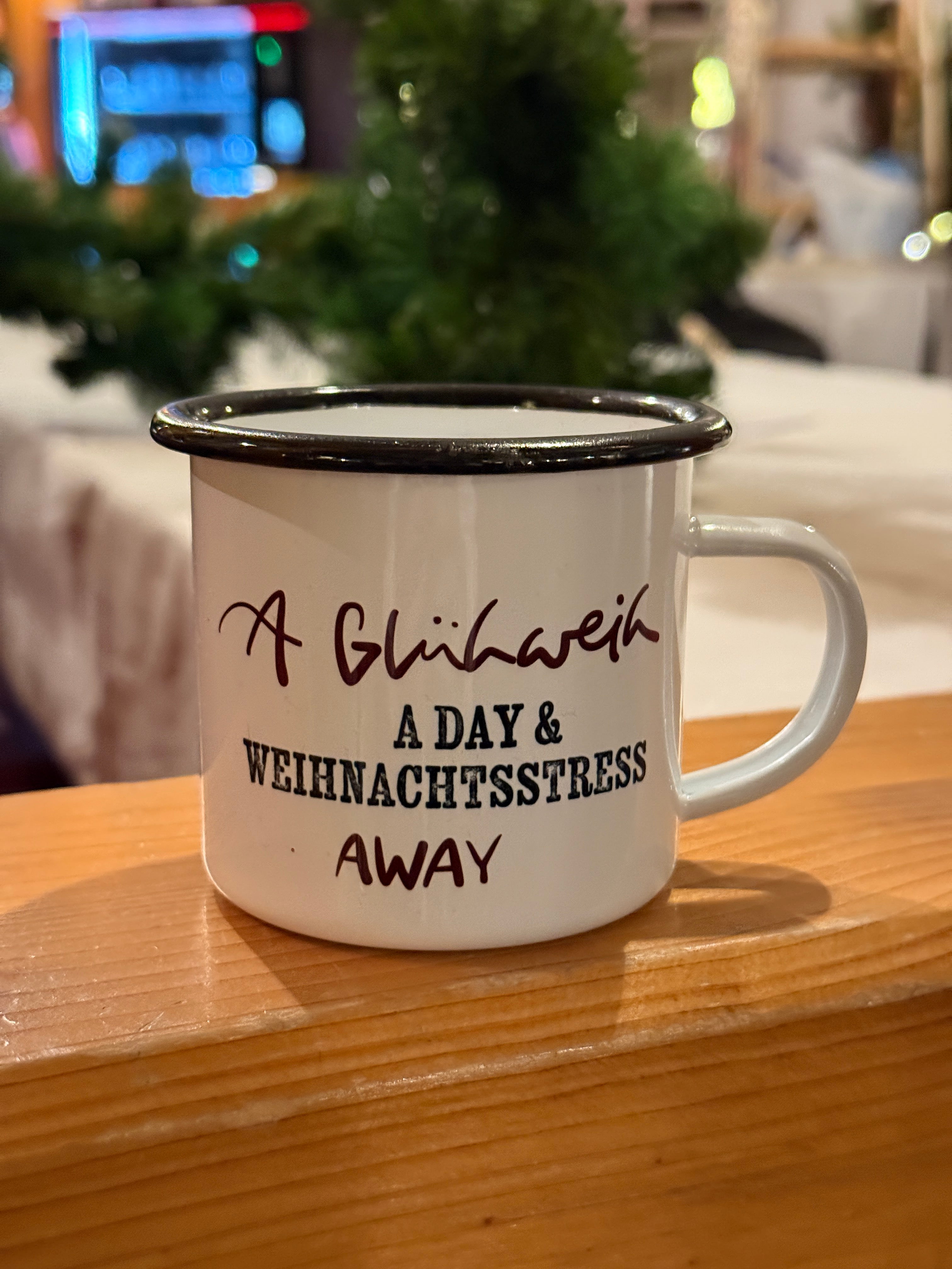 Emaille-Weihnachtstasse mit dem Spruch „A-Gluehnwein-a-day“ in 300 ml